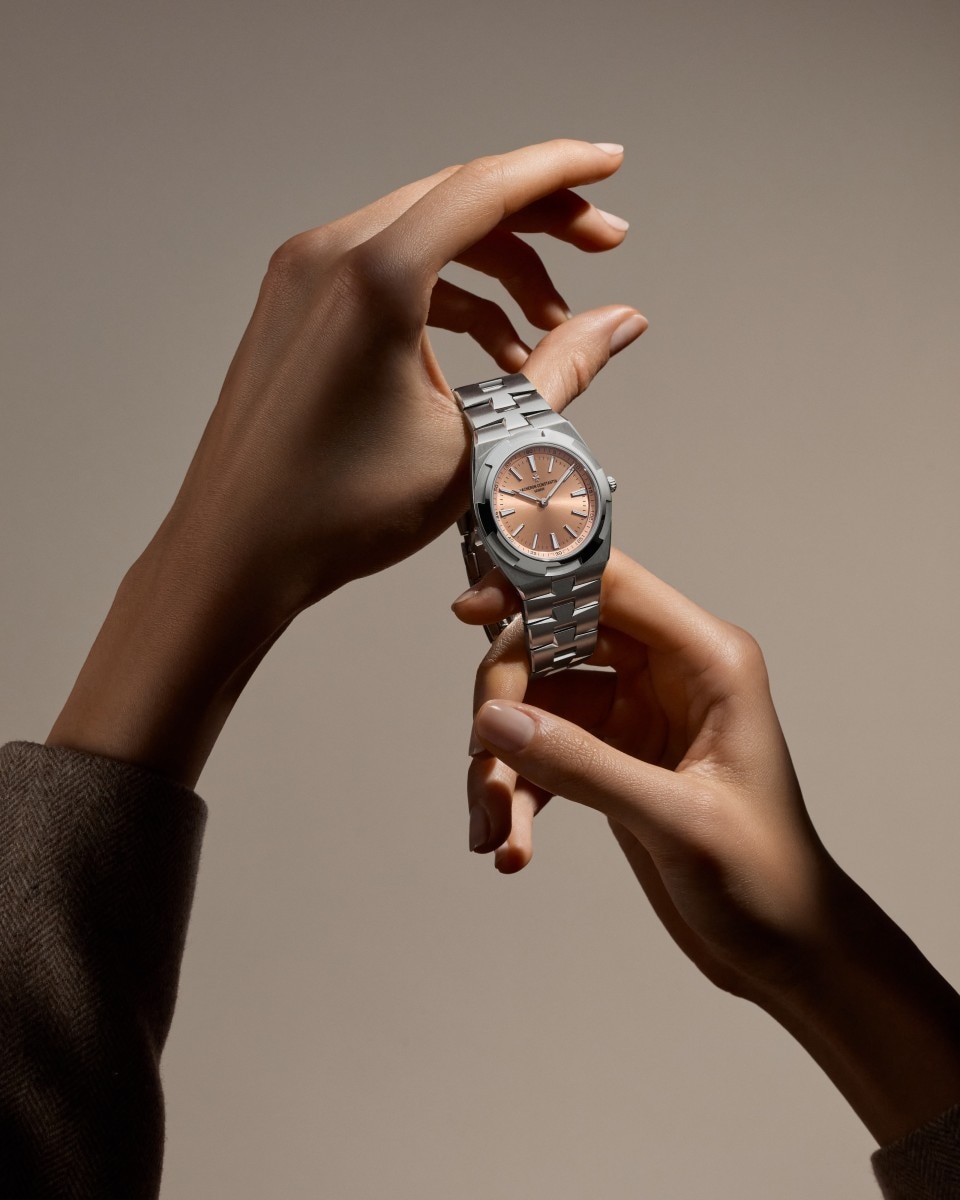 Alternative view - Lifestyle product photo - Watch - Overseas self-winding ultra-thin - 39.55 mm Platinum with Rubber, Alligator leather, 950 platinum straps