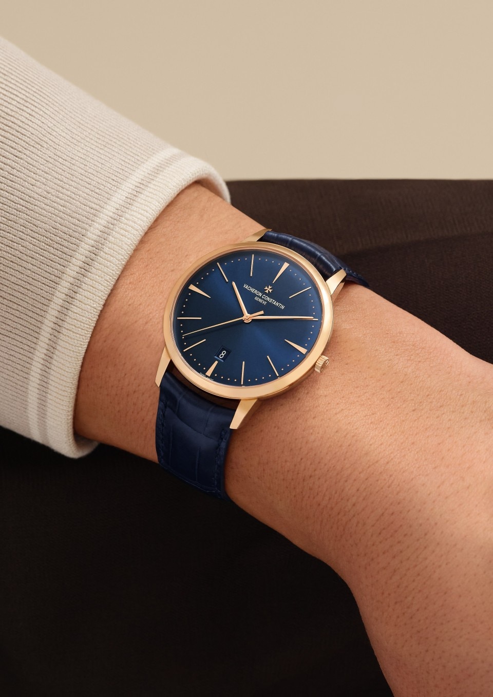 - Lifestyle product photo - Watch - Patrimony self-winding - 40 mm Pink Gold with Alligator leather strap