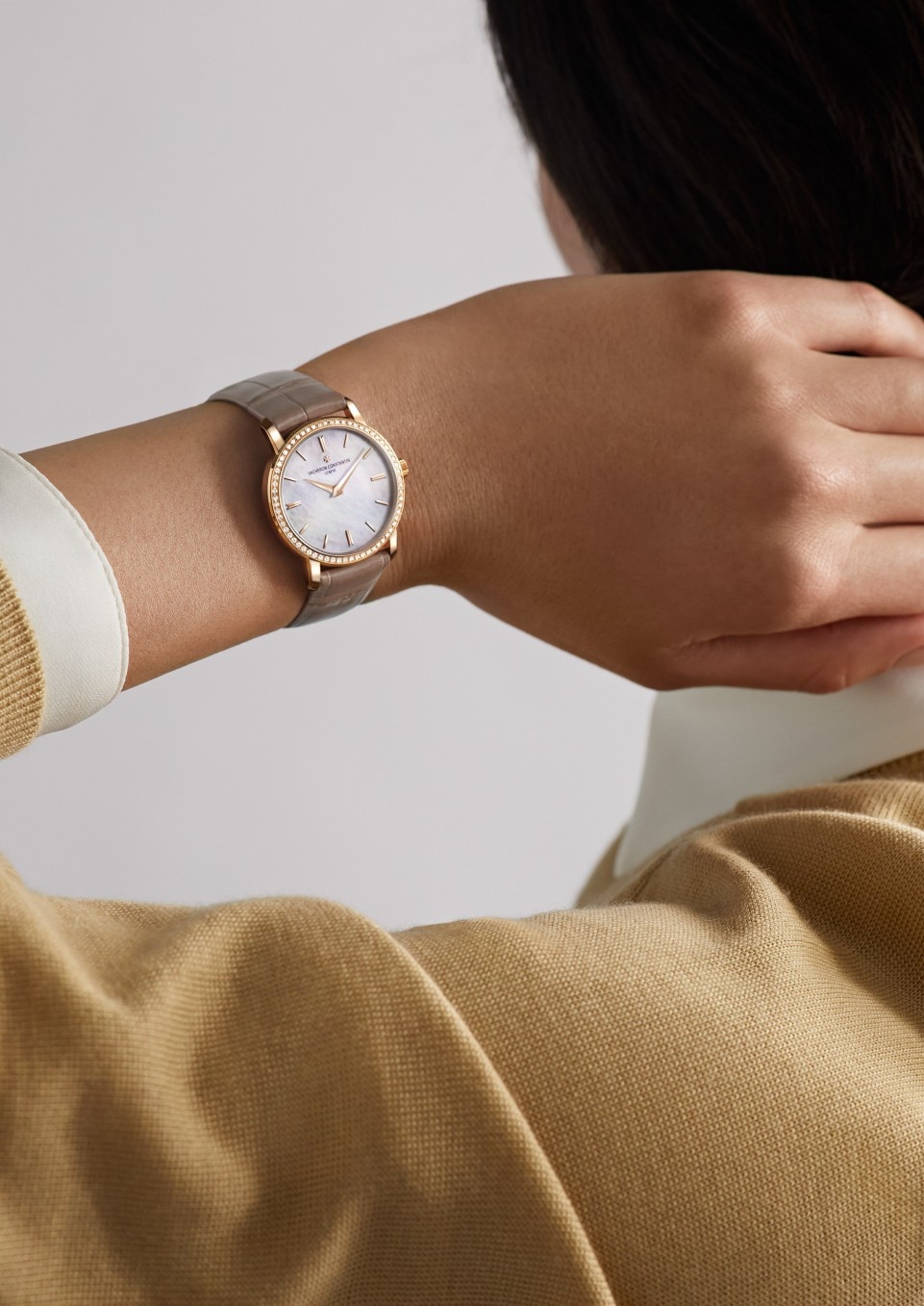 - Lifestyle product photo - Watch - Traditionnelle quartz. - 30 mm Pink Gold with Alligator leather strap