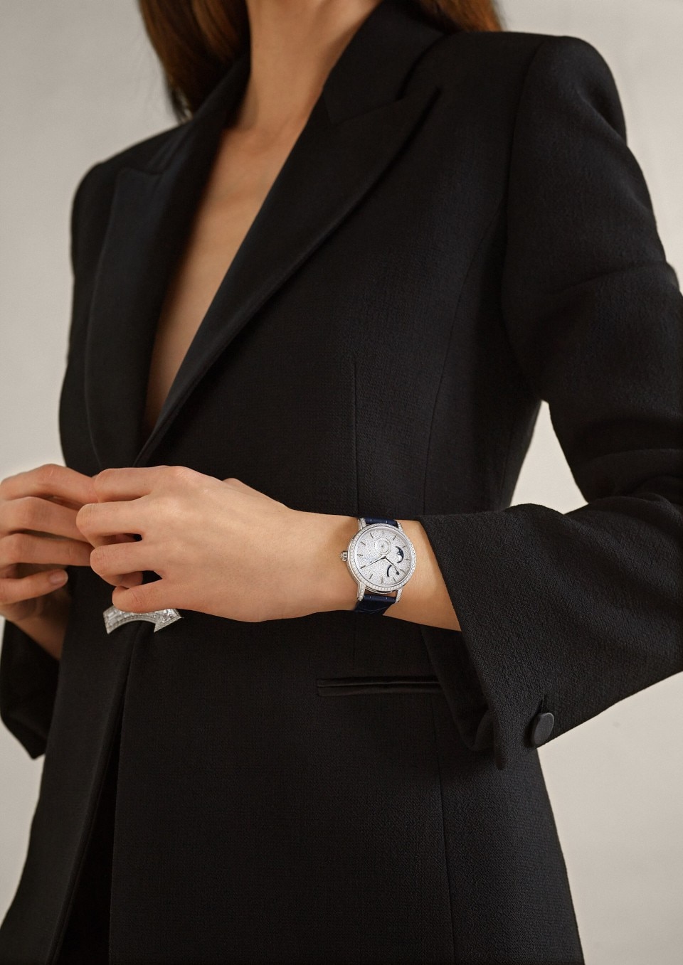 - Lifestyle product photo - Watch - Traditionnelle moon phase - 37.5 mm White Gold with Alligator leather strap