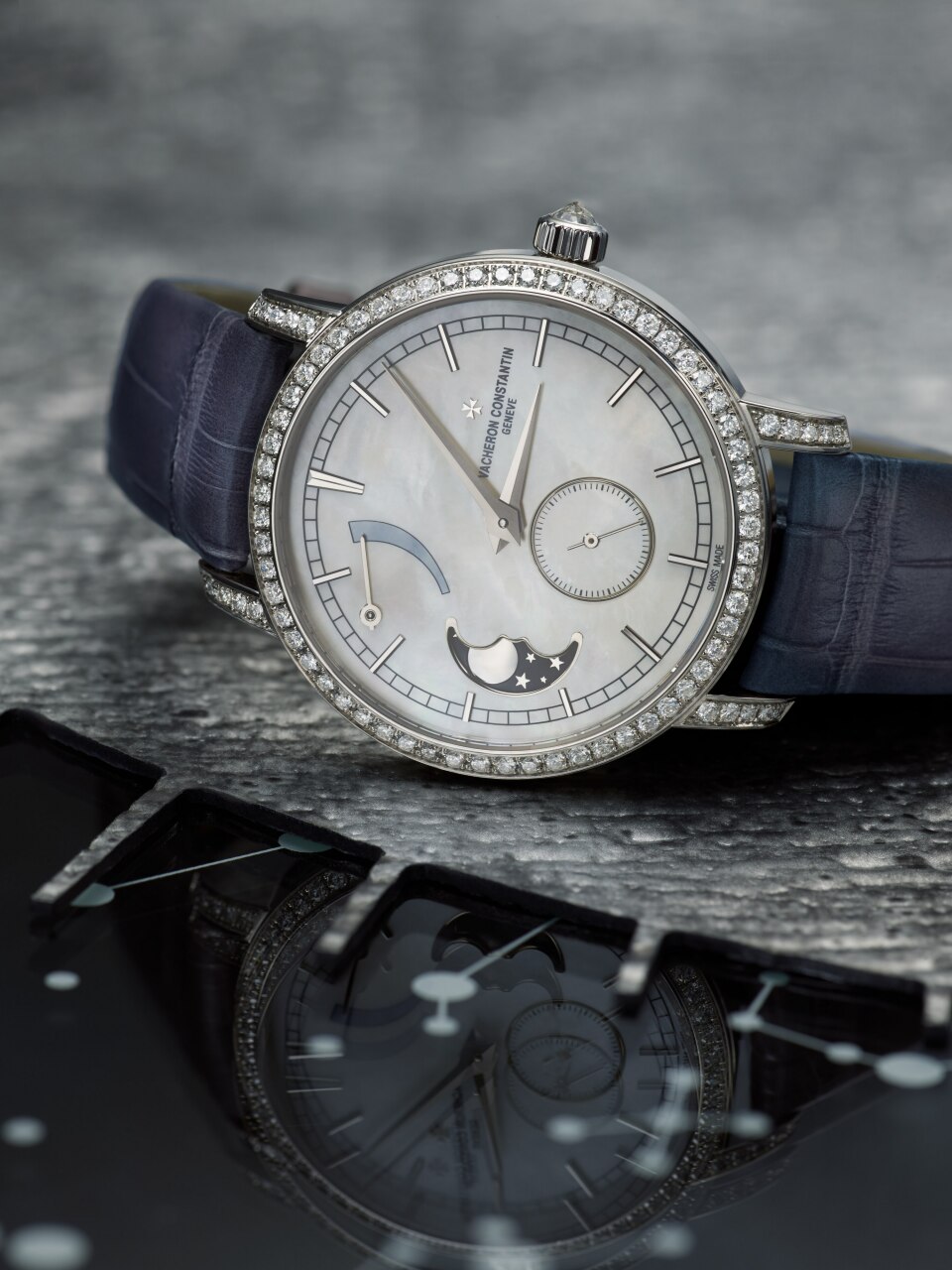 Other view - Lifestyle product photo - Watch - Traditionnelle moon phase - 36 mm White Gold with Alligator leather strap