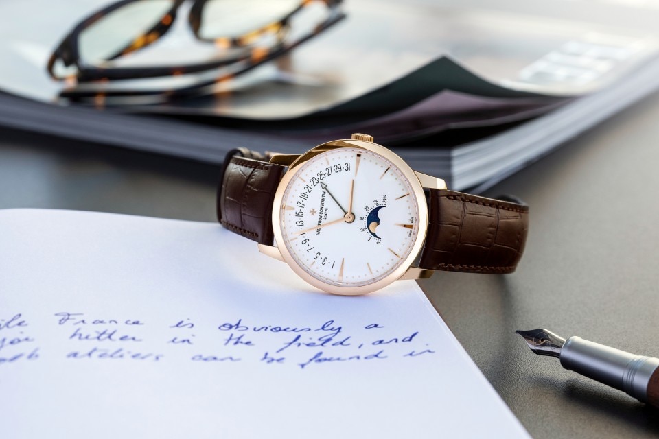 其他视图 - 生活风格作品照片 - 腕表 - Patrimony传承系列月相逆跳日历 - 42.5毫米 粉红金 隽永 鳄鱼皮 表带