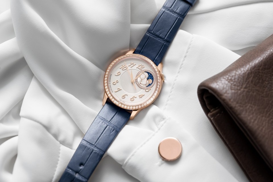 Other view - Lifestyle product photo - Watch - Égérie moon phase - 37 mm Pink Gold with Alligator leather strap