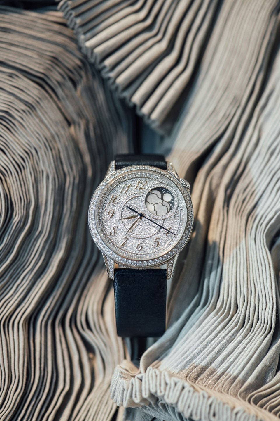 Other view - Lifestyle product photo - Watch - Égérie moon phase - 37 mm White Gold with Alligator leather, Satin-effect calfskin leather straps