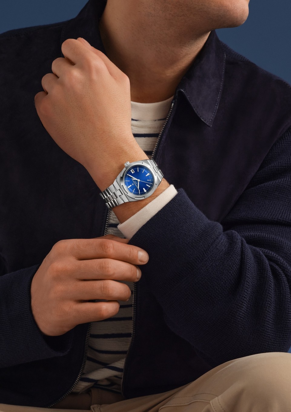 - Lifestyle product photo - Watch - Overseas self-winding - 41 mm Steel with Grained calfskin leather, Rubber straps