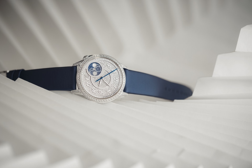 其他视图 - 生活风格作品照片 - 腕表 - Égérie伊灵女神系列月相 - 37毫米 白金 隽永 鳄鱼皮, 缎面效果小牛皮 表带