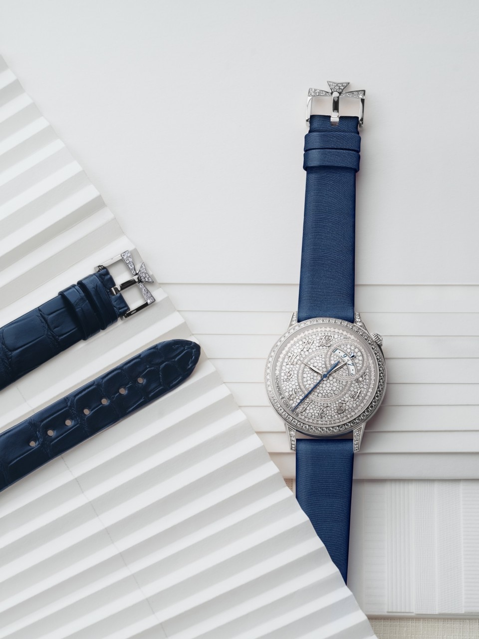Other view - Lifestyle product photo - Watch - Égérie self-winding - 35 mm White Gold with Alligator leather, Satin-effect calfskin leather straps