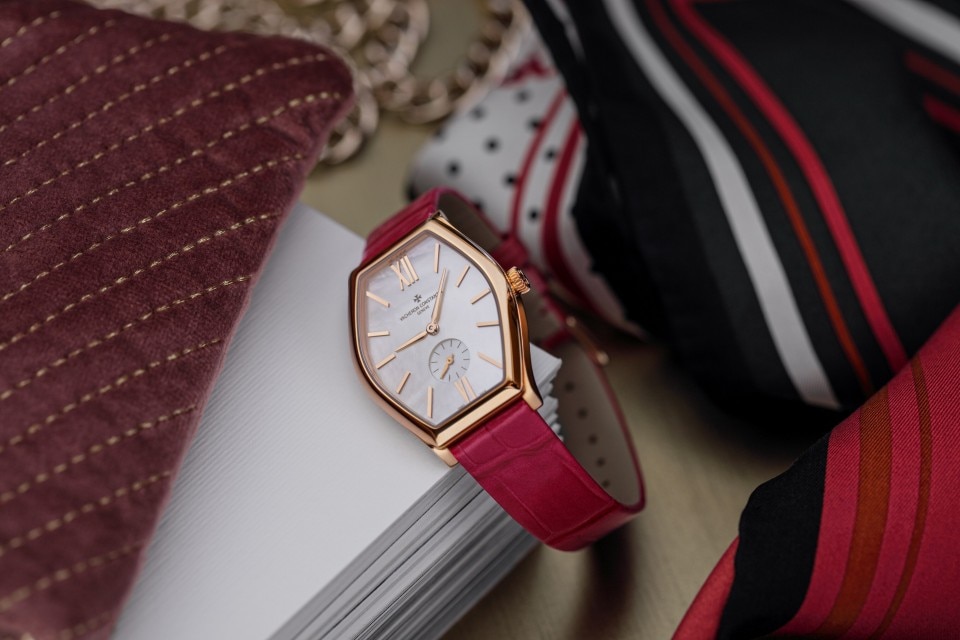 Other view - Lifestyle product photo - Watch - Malte manual-winding - 34.4x28.4 mm Pink Gold with Alligator leather strap