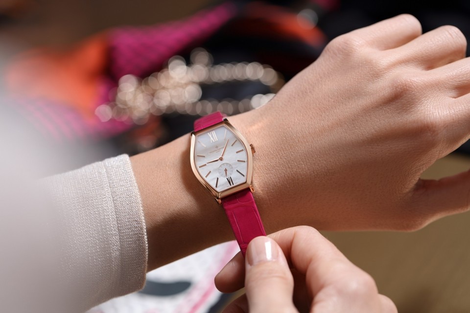 Other view - Lifestyle product photo - Watch - Malte manual-winding - 34.4x28.4 mm Pink Gold with Alligator leather strap