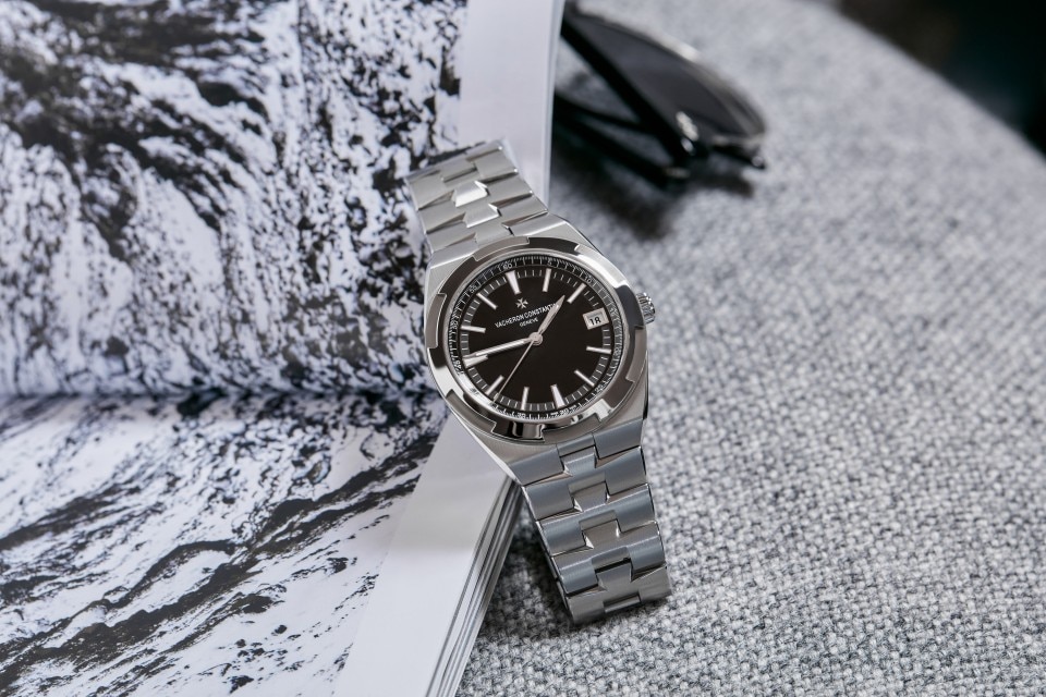 Other view - Lifestyle product photo - Watch - Overseas self-winding - 41 mm Steel with Rubber, Grained calfskin leather straps