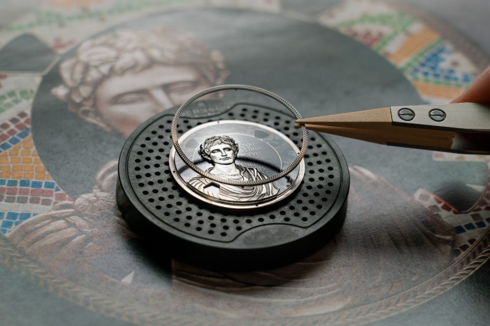 Other view - Lifestyle product photo - Watch - Métiers d'Art Tribute to great civilisations - Buste d'Auguste - 42 mm White Gold with Alligator leather strap