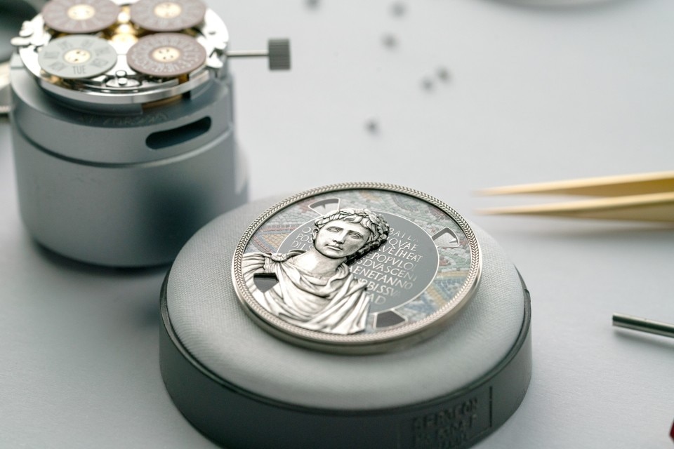 Other view - Lifestyle product photo - Watch - Métiers d'Art Tribute to great civilisations - Buste d'Auguste - 42 mm White Gold with Alligator leather strap