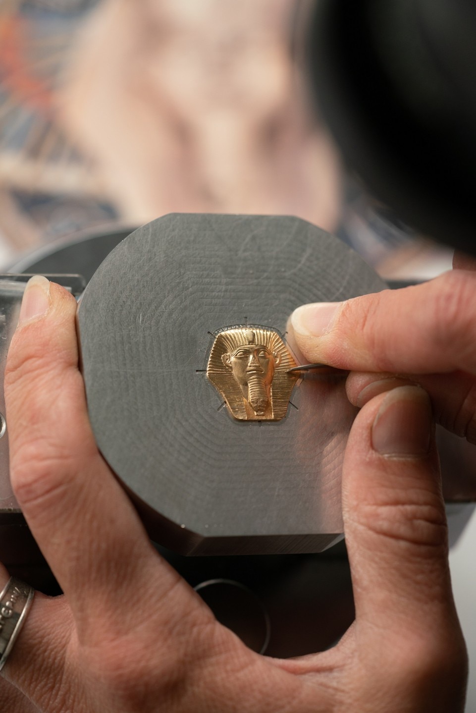 其他视图 - 生活风格作品照片 - 腕表 - Métiers d'Art艺术大师系列Tribute to great civilisations致敬伟大文明腕表 - 狮身人面像 - 42毫米 粉红金 隽永 鳄鱼皮 表带