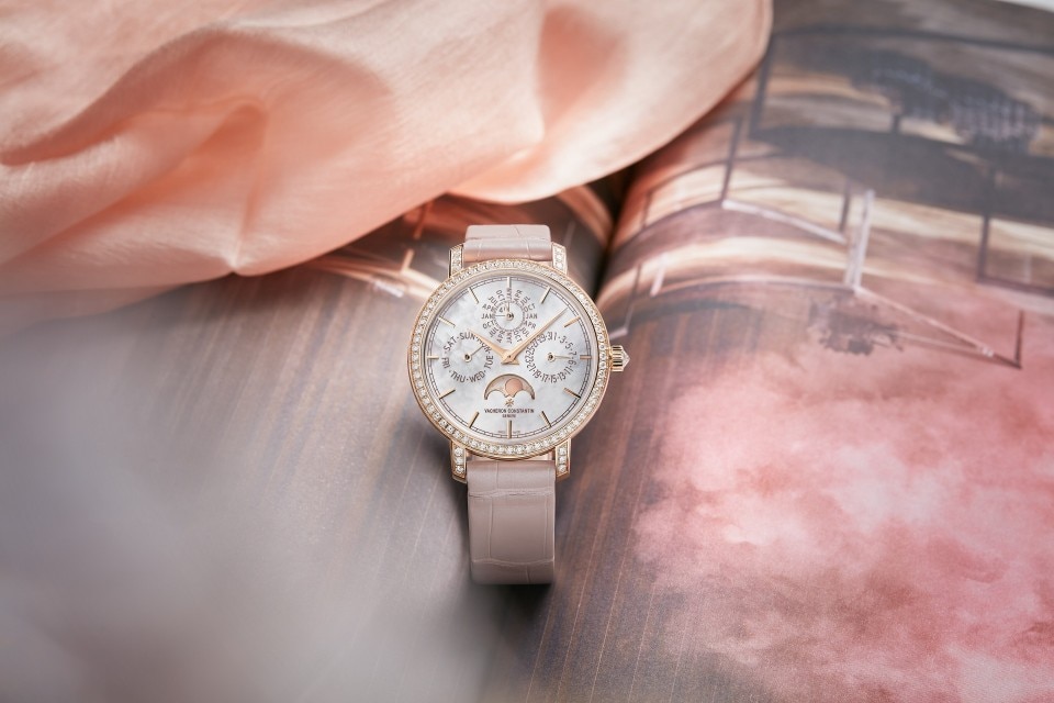 Other view - Lifestyle product photo - Watch - Traditionnelle perpetual calendar ultra-thin - 36.5 mm Pink Gold with Alligator leather strap