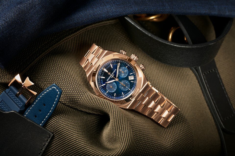 Other view - Lifestyle product photo - Watch - Overseas chronograph - 42.5 mm Pink Gold with Rubber, Grained calfskin leather straps