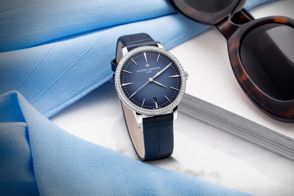 Other view - Lifestyle product photo - Watch - Patrimony self-winding - 36.5 mm White Gold with Alligator leather strap