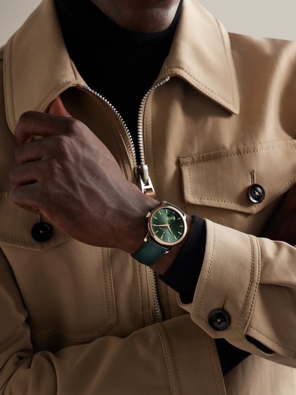 - Lifestyle product photo - Watch - Traditionnelle manual-winding - 38 mm Pink Gold with Alligator leather strap