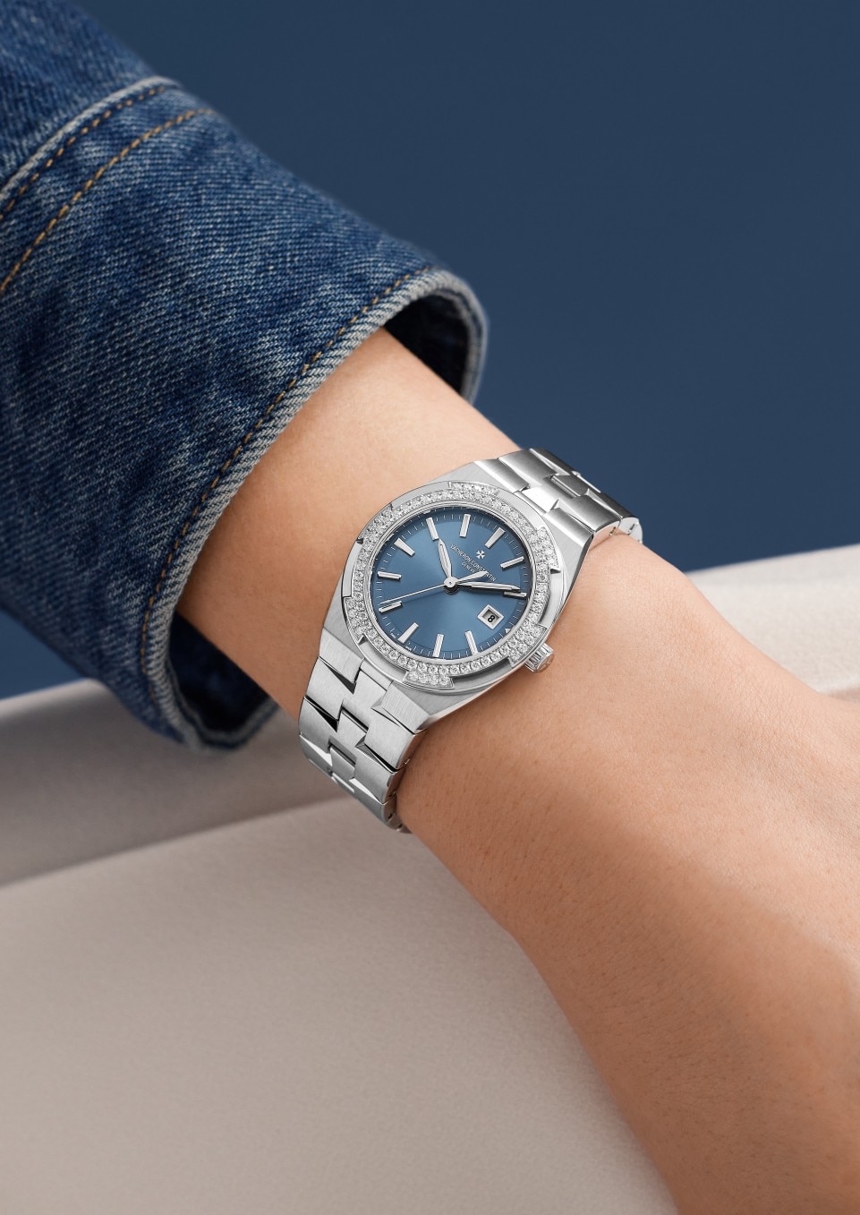 - Lifestyle product photo - Watch - Overseas quartz - 33 mm Steel with Rubber, Calfskin leather straps