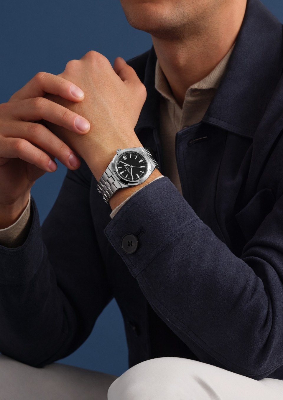- Lifestyle product photo - Watch - Overseas self-winding - 41 mm Steel with Rubber, Grained calfskin leather straps