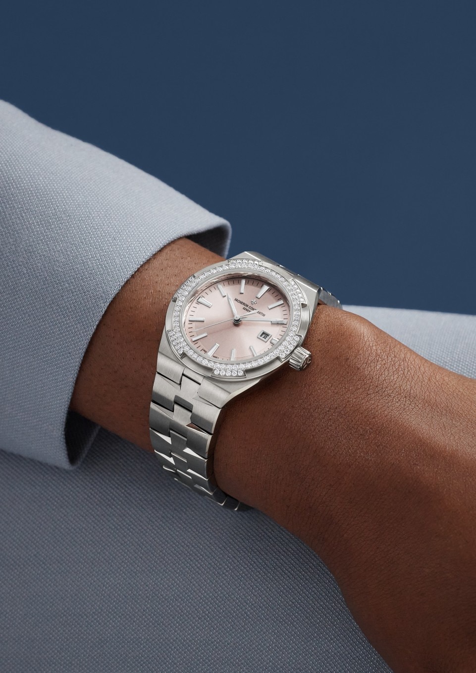 - Lifestyle product photo - Watch - Overseas self-winding - 35 mm Steel with Calfskin leather, Rubber straps