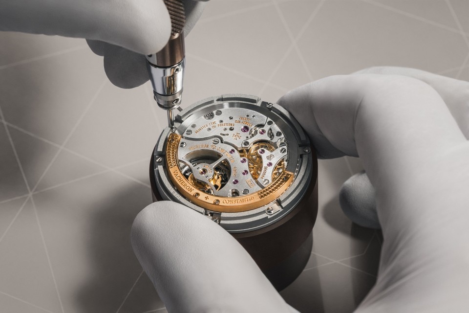 - 品牌形象 - 腕表 - Traditionnelle传袭系列陀飞轮逆跳日历镂雕腕表 - 41毫米 铂金 隽永 鳄鱼皮 表带