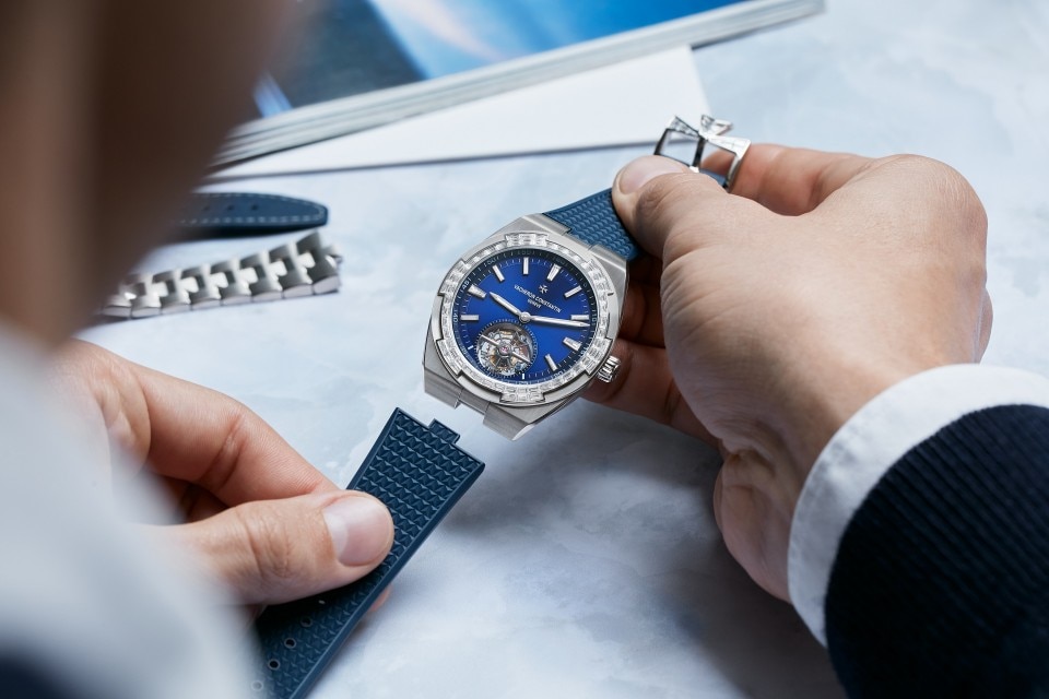 Other view - Lifestyle product photo - Watch - Overseas tourbillon high jewellery - 42.5 mm White Gold with Grained calfskin leather, Rubber straps