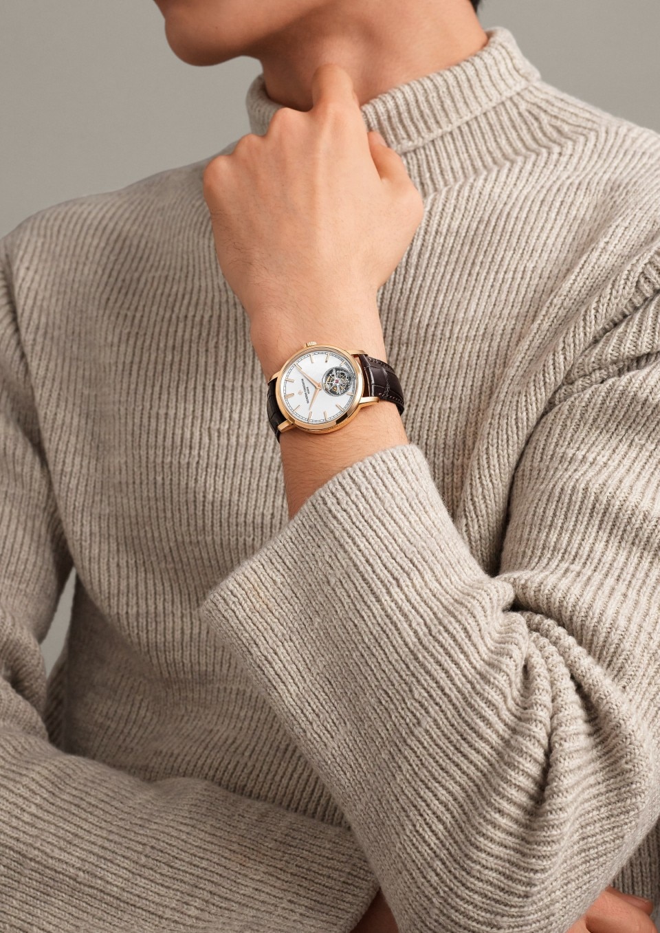 - Lifestyle product photo - Watch - Traditionnelle tourbillon - 41 mm Pink Gold with Alligator leather strap
