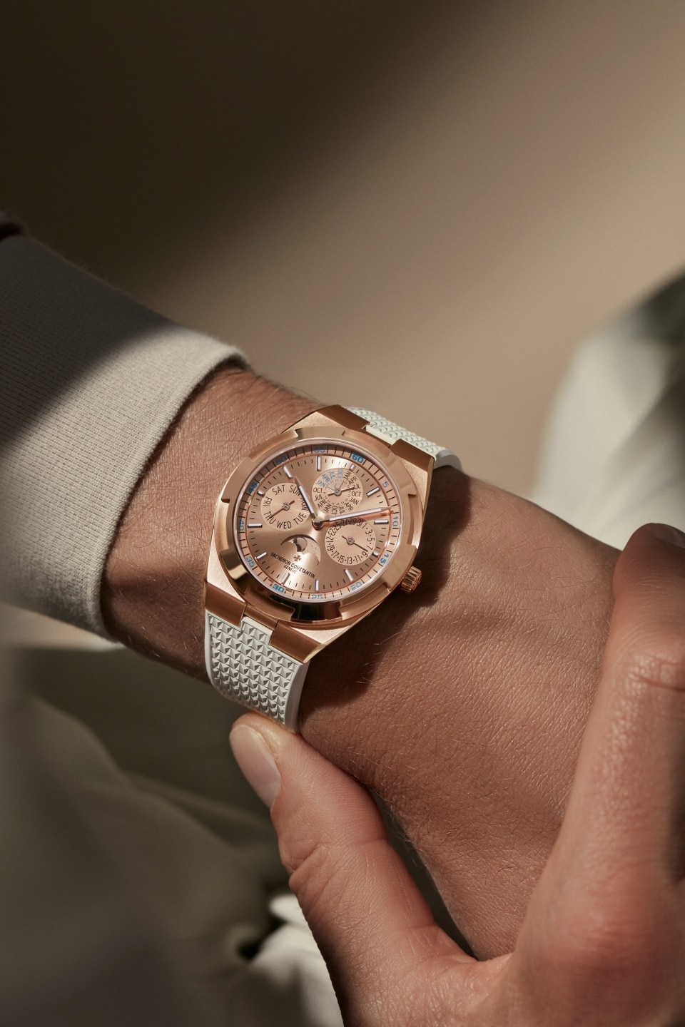 Alternative view - Lifestyle product photo - Watch - Overseas perpetual calendar ultra-thin - 41.5 mm Pink Gold with Rubber strap