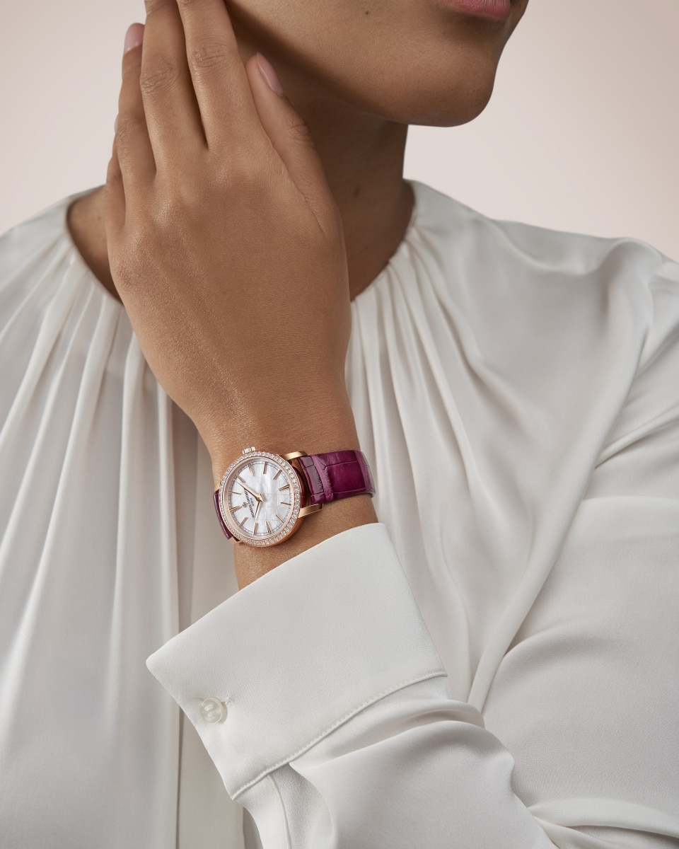 可选视图 - 生活风格作品照片 - 腕表 - Traditionnelle传袭系列手动上链腕表 - 33毫米 粉红金 隽永 鳄鱼皮 表带