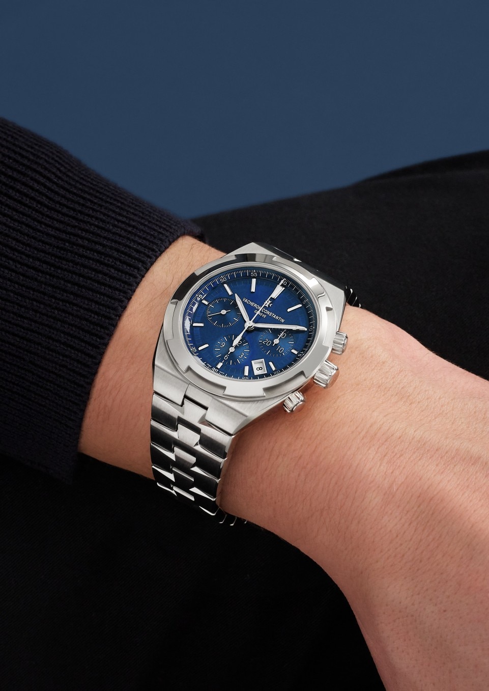 - Lifestyle product photo - Watch - Overseas chronograph - 42.5 mm Steel with Grained calfskin leather, Rubber straps