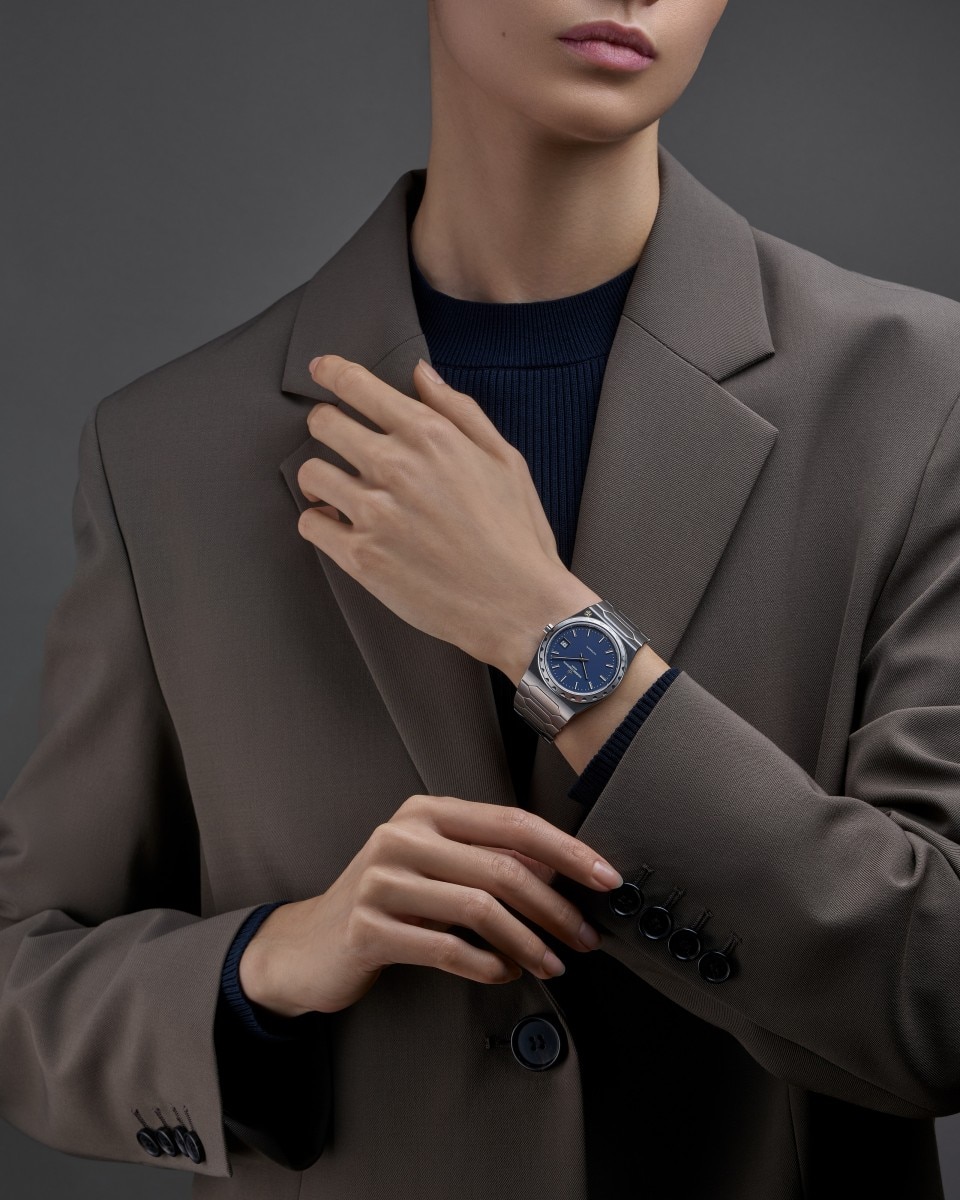 Alternative view - Lifestyle product photo - Watch - Historiques 222 - 37 mm Steel with strap