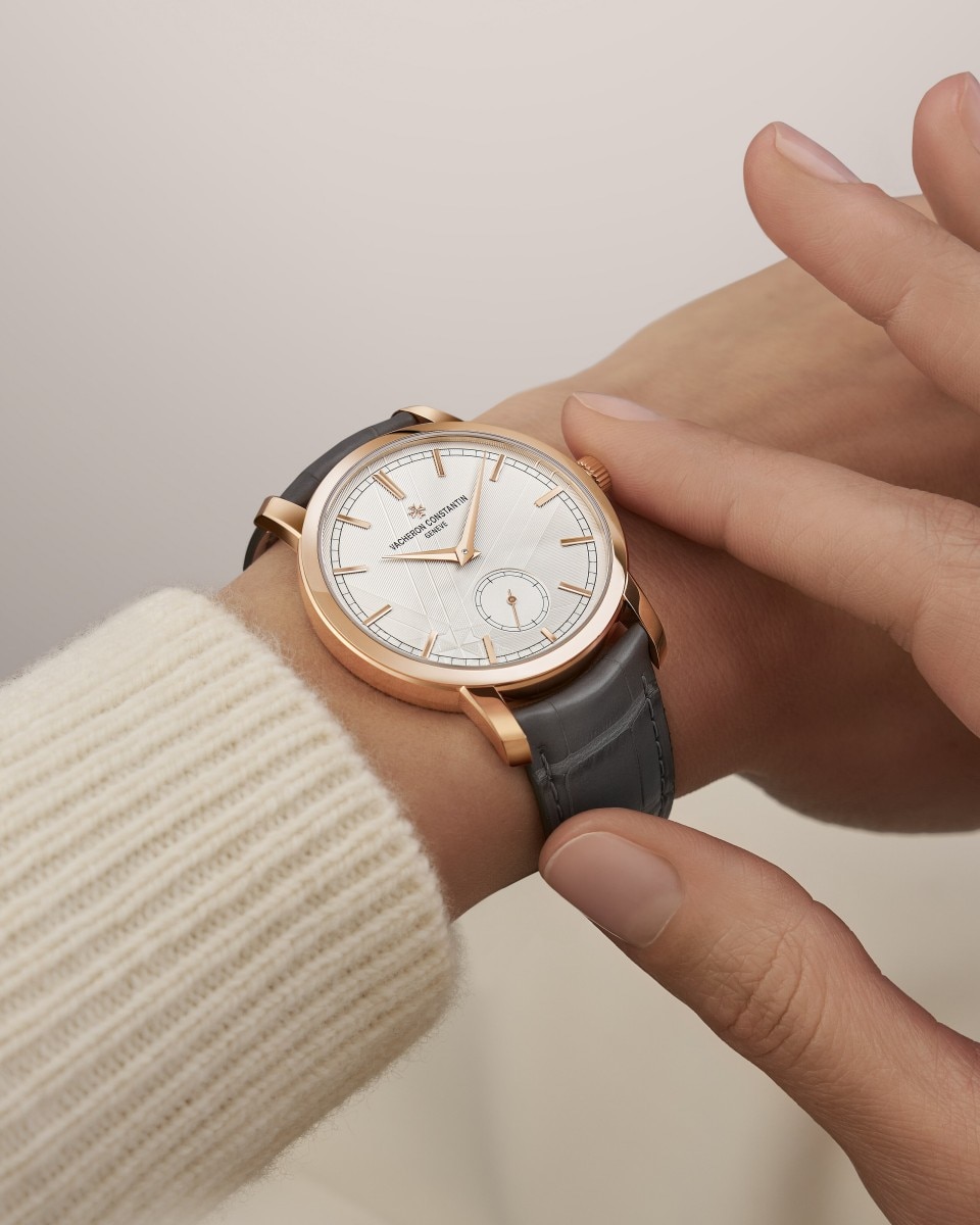 Alternative view - Lifestyle product photo - Watch - Traditionnelle manual-winding - 38 mm Pink Gold with Alligator leather strap