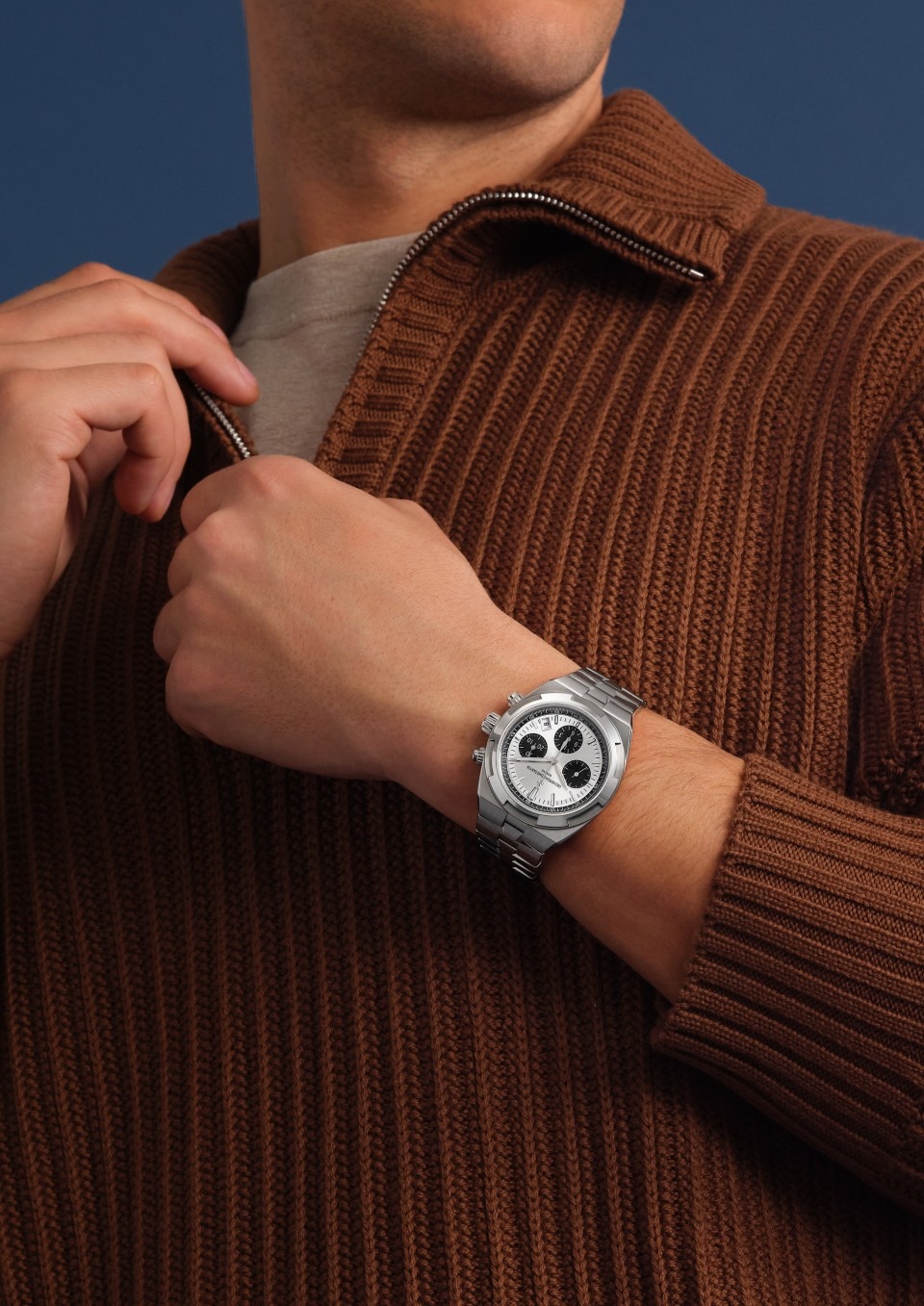 - Lifestyle product photo - Watch - Overseas chronograph - 42.5 mm Steel with Grained calfskin leather, Rubber straps