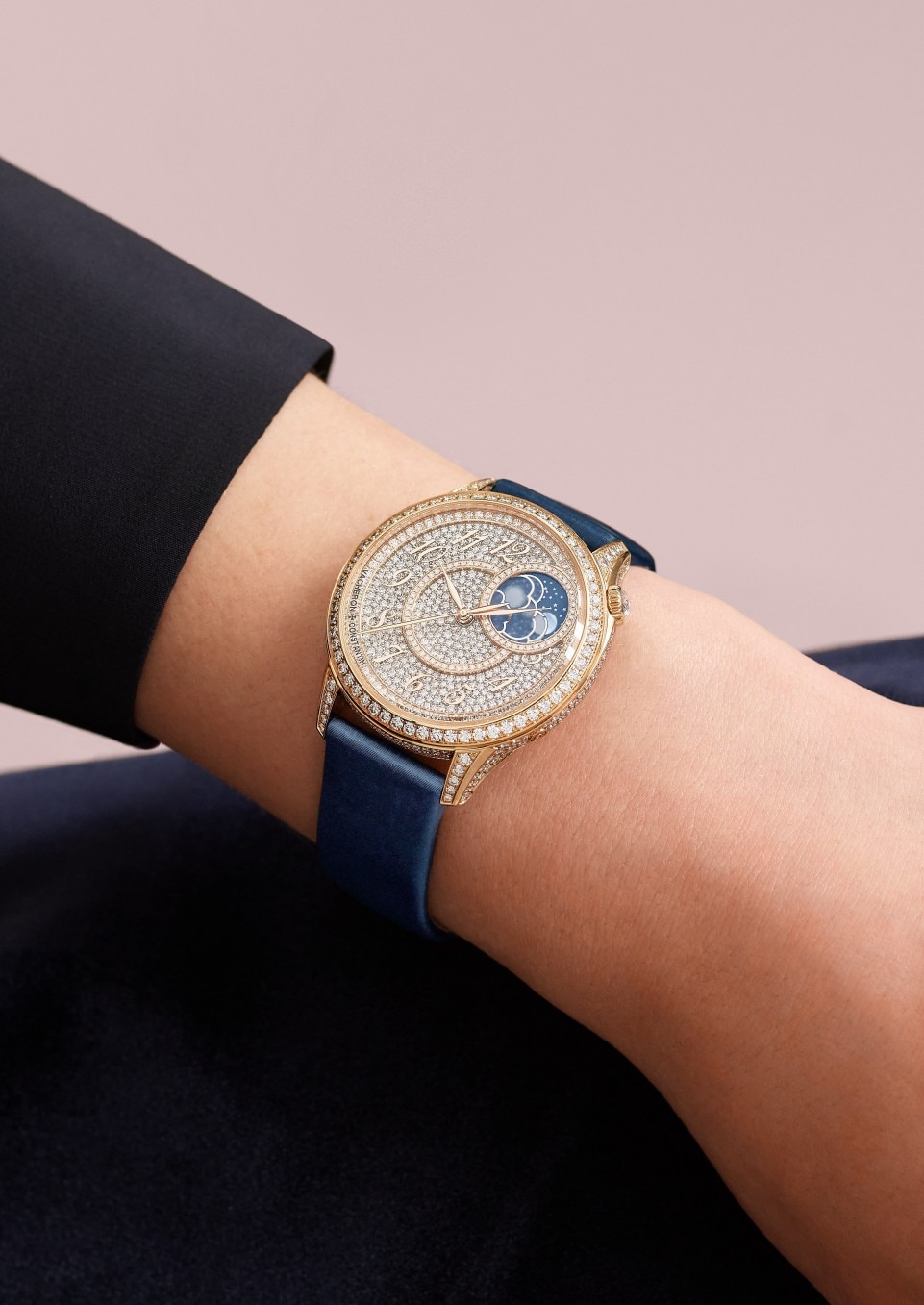 - 生活风格作品照片 - 腕表 - Égérie伊灵女神系列月相 - 37毫米 粉红金 隽永 缎面效果小牛皮, 鳄鱼皮 表带