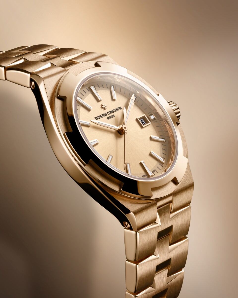3/4 view - Image - Watch - Overseas self-winding - 34.5 mm Pink Gold with Alligator leather, Rubber, 18K pink gold straps