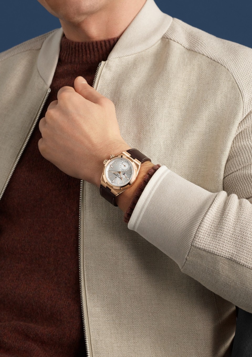 - Lifestyle product photo - Watch - Overseas dual time - 41 mm Pink Gold with Rubber, Grained calfskin leather straps