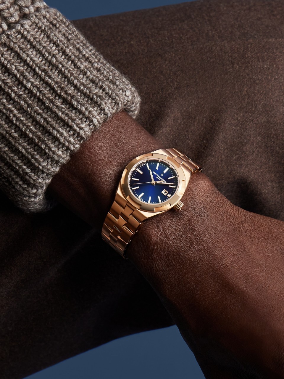 - Lifestyle product photo - Watch - Overseas self-winding - 34.5 mm Pink Gold with Rubber, Grained calfskin leather straps