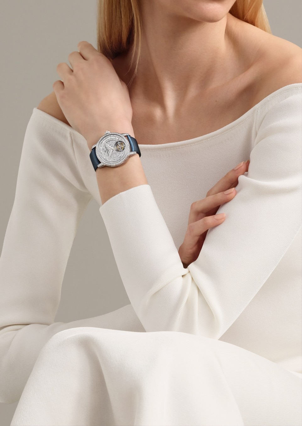 - Lifestyle product photo - Watch - Traditionnelle tourbillon jewellery - 39 mm White Gold with Satin, Alligator leather straps