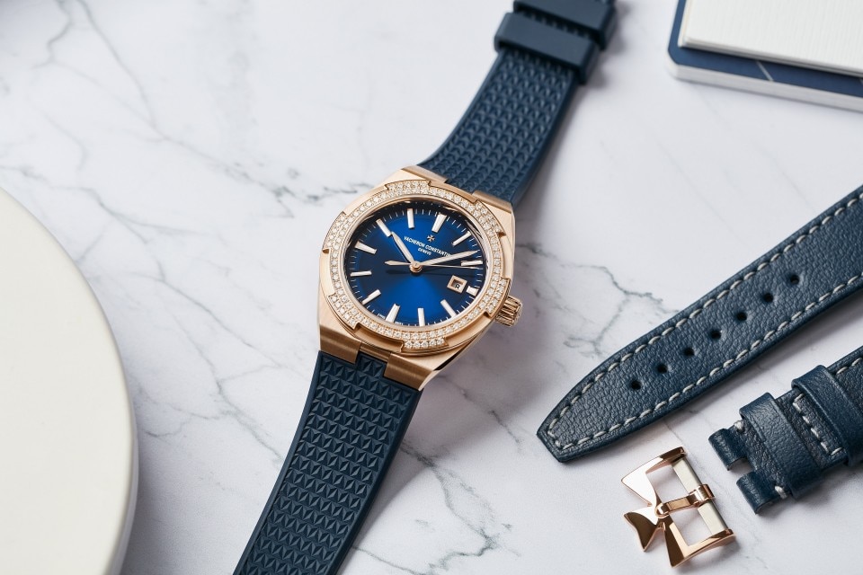 Other view - Lifestyle product photo - Watch - Overseas self-winding - 35 mm Pink Gold with Grained calfskin leather, Rubber straps