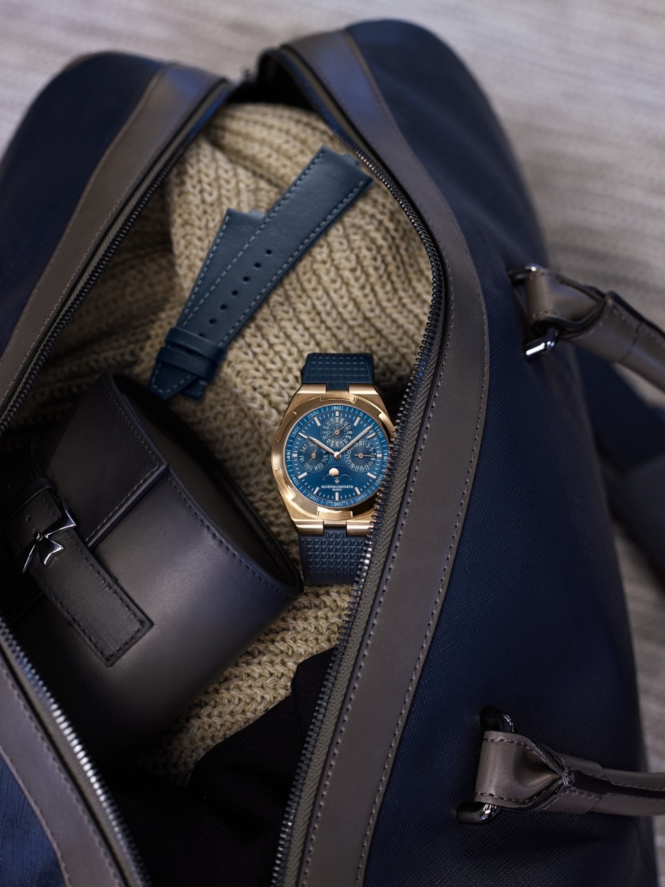 Other view - Lifestyle product photo - Watch - Overseas perpetual calendar ultra-thin - 41.5 mm Pink Gold with Grained calfskin leather, Rubber straps