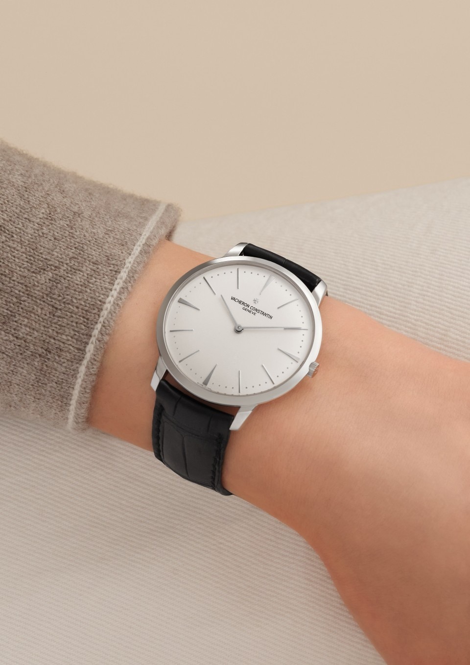- Lifestyle product photo - Watch - Patrimony manual-winding - 40 mm White Gold with Alligator leather strap