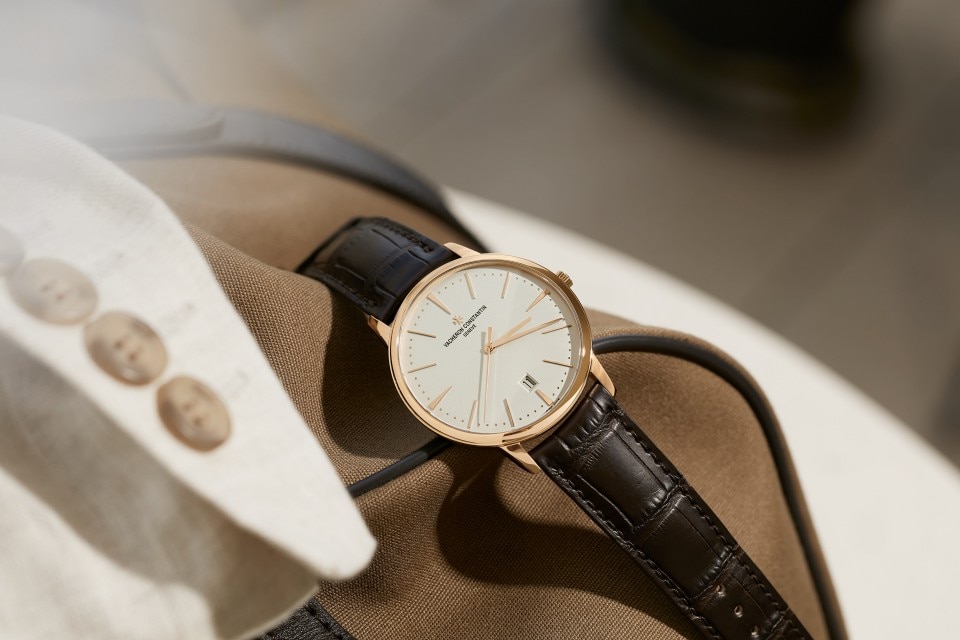 - Lifestyle product photo - Watch - Patrimony self-winding - 40 mm Pink Gold with Alligator leather strap