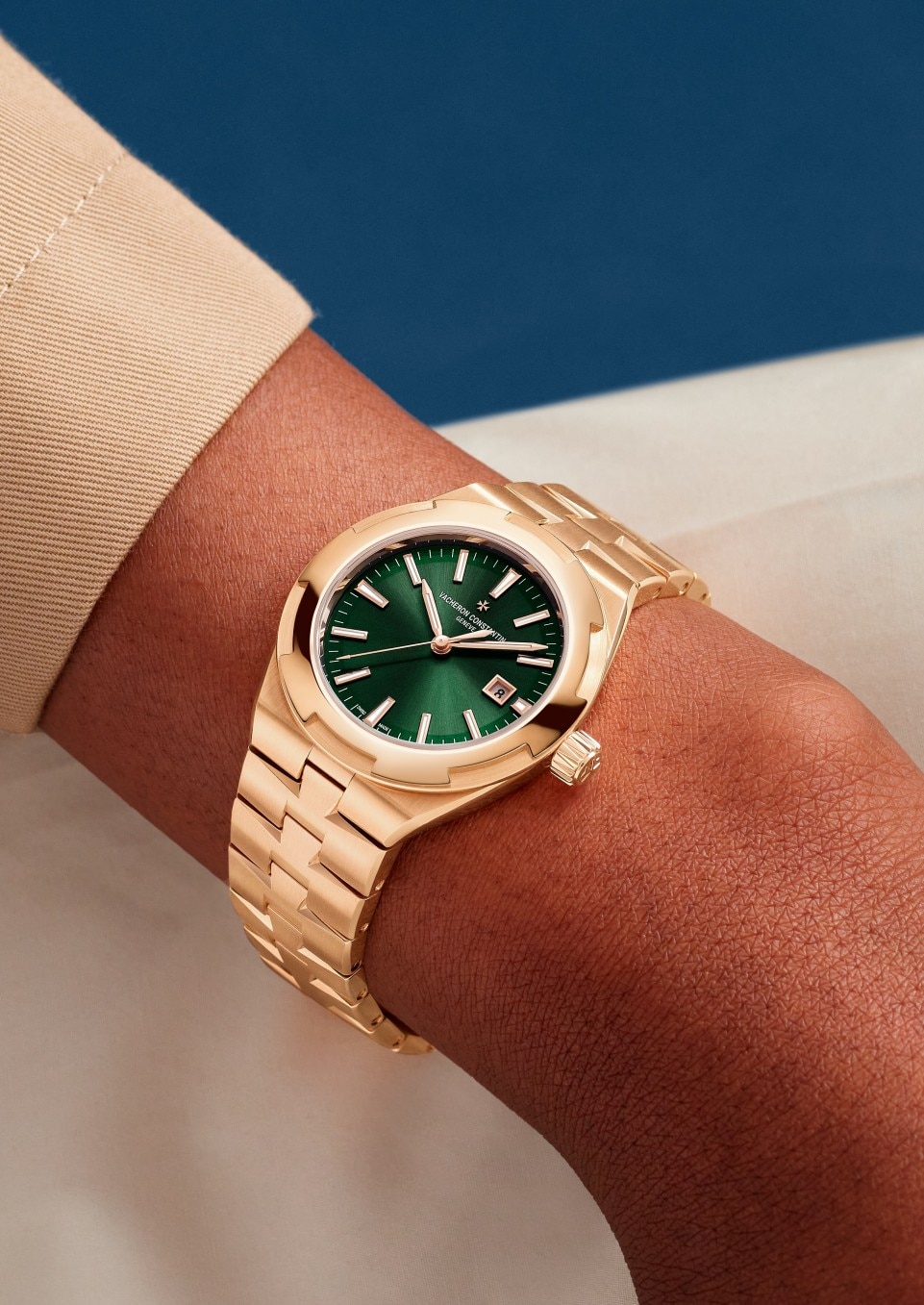 Alternative view - Image - Watch - Overseas self-winding - 34.5 mm Pink Gold with Rubber, Grained calfskin leather straps