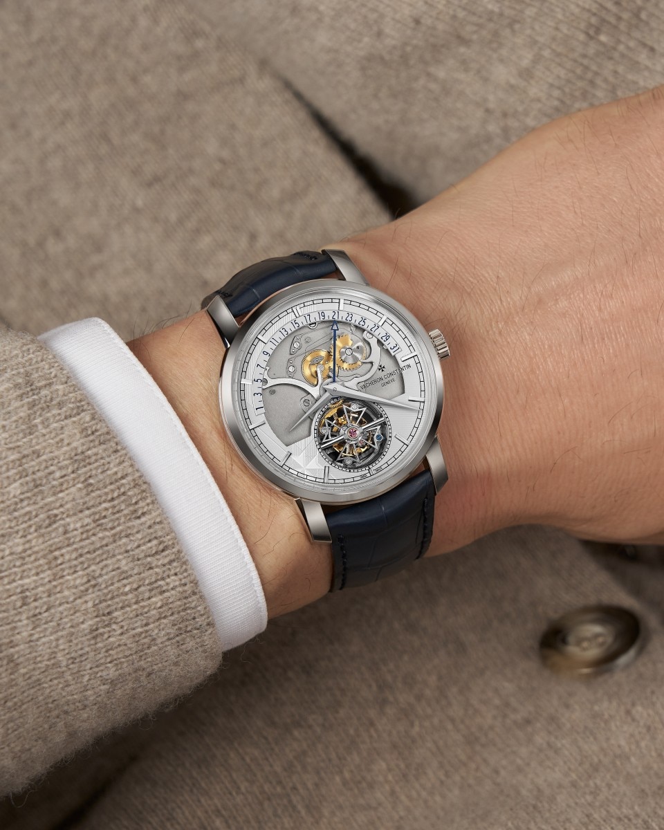 可选视图 - 生活风格作品照片 - 腕表 - Traditionnelle传袭系列陀飞轮逆跳日历镂雕腕表 - 41毫米 铂金 隽永 鳄鱼皮 表带