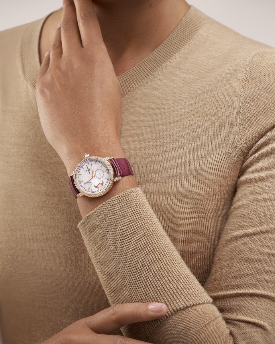 Alternative view - Lifestyle product photo - Watch - Traditionnelle moon phase - 36 mm Pink Gold with Alligator leather strap