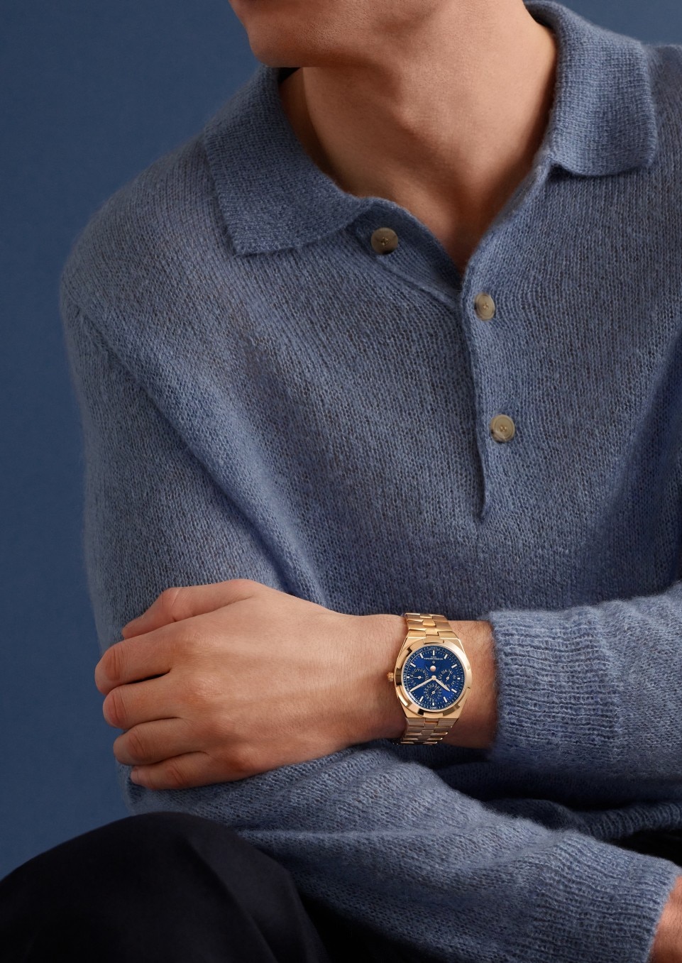 - Lifestyle product photo - Watch - Overseas perpetual calendar ultra-thin - 41.5 mm Pink Gold with Grained calfskin leather, Rubber straps
