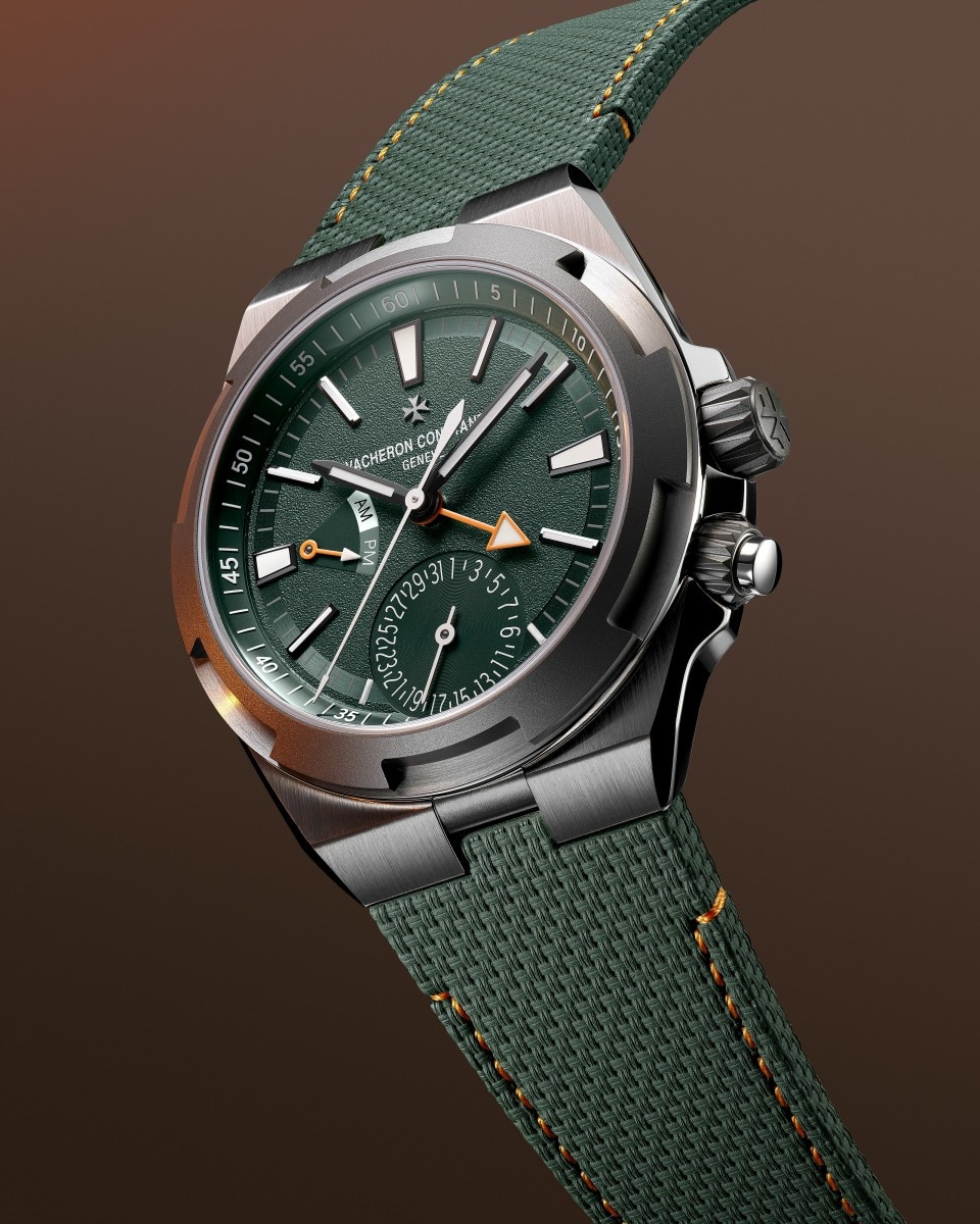 3/4 view - Packshot - Watch - Overseas dual time Cardinal Points - West - 41 mm Titanium with Rubber, Titanium straps