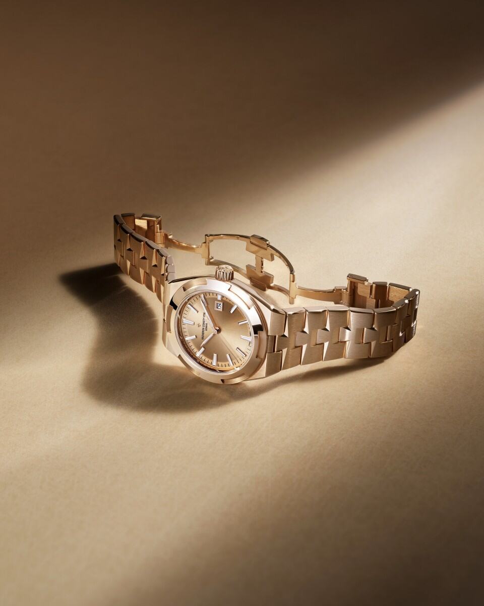 Other view - Lifestyle product photo - Watch - Overseas self-winding - 34.5 mm Pink Gold with Alligator leather, Rubber, 18K pink gold straps