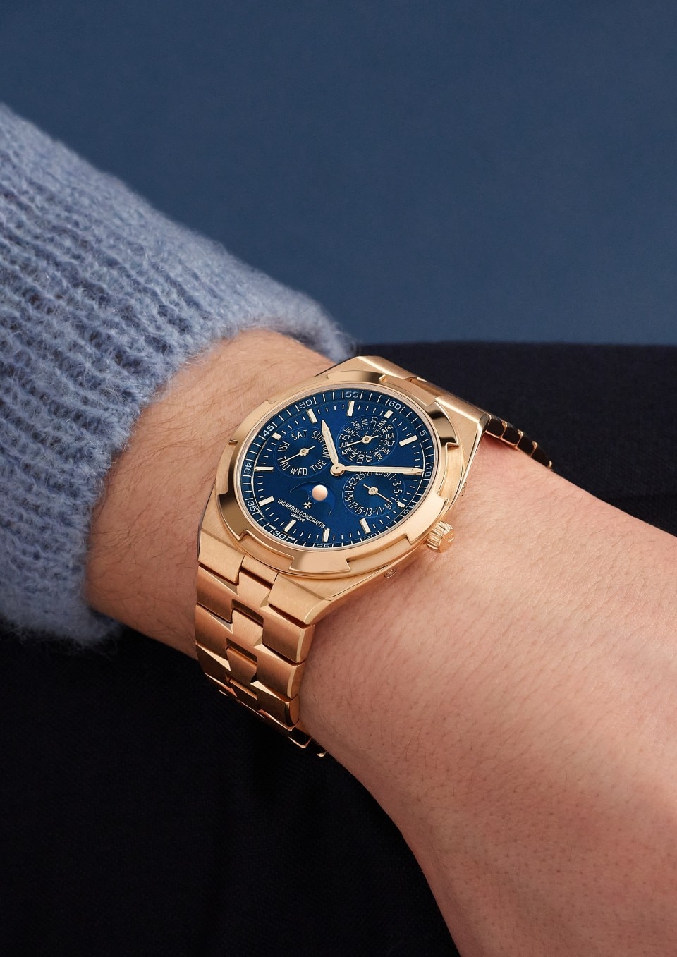 - Lifestyle product photo - Watch - Overseas perpetual calendar ultra-thin - 41.5 mm Pink Gold with Grained calfskin leather, Rubber straps