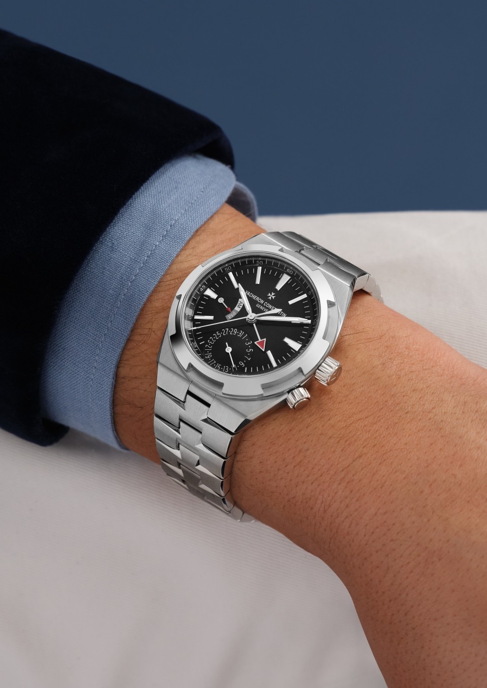 - Lifestyle product photo - Watch - Overseas dual time - 41 mm Steel with Rubber, Grained calfskin leather straps